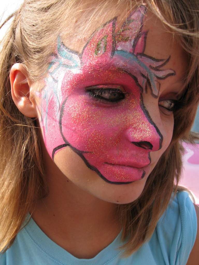 Namaľujte jednorožca na tvár dieťaťa Krásny nápad na líčenie s trblietkami v ružovej farbe