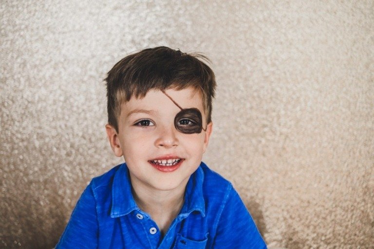 Polovičný make-up praktický nápad na líčenie pre pirátske batoľatá