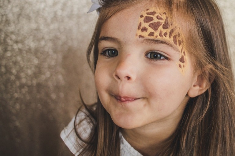 Žirafí mejkap na detskú tvár a maľovať vtipné zvieracie motívy