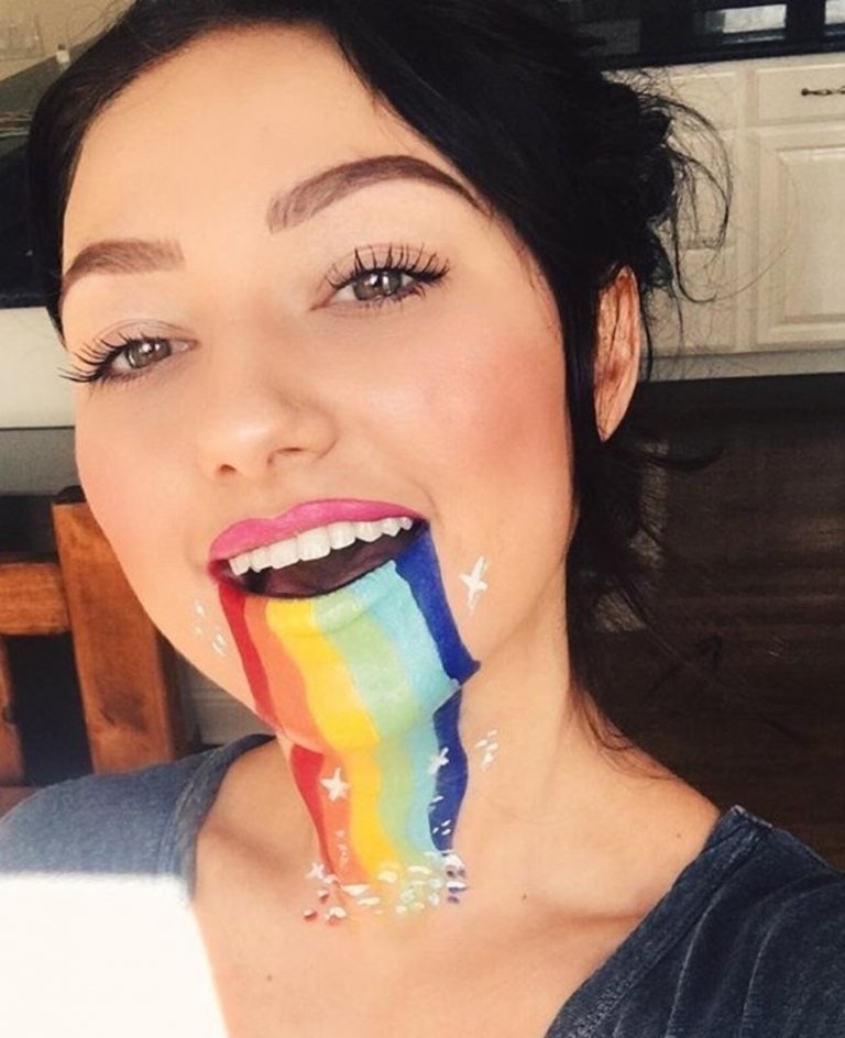 Dúha na ústa a bradu namaľuje 3D make-up na Halloween