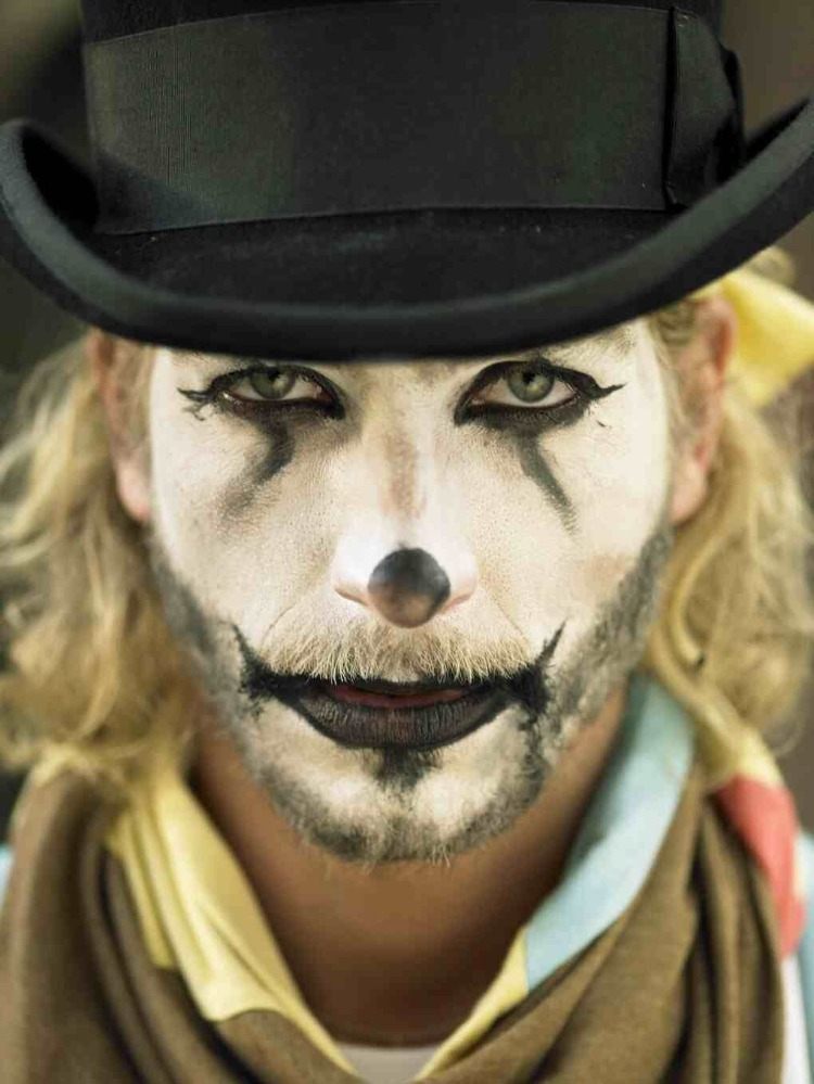 vytvorte hororový klaunský make-up pre mužov s bradou
