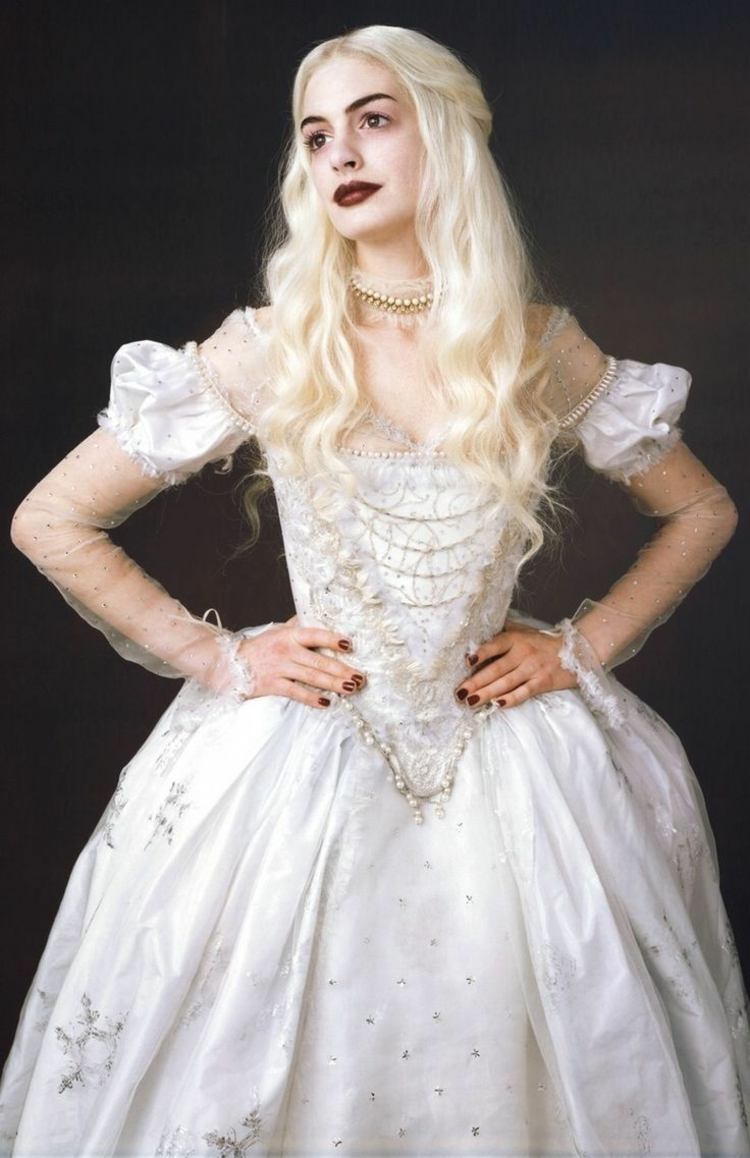 halloween make-up alica in wonderland biele kráľovné šaty barokové
