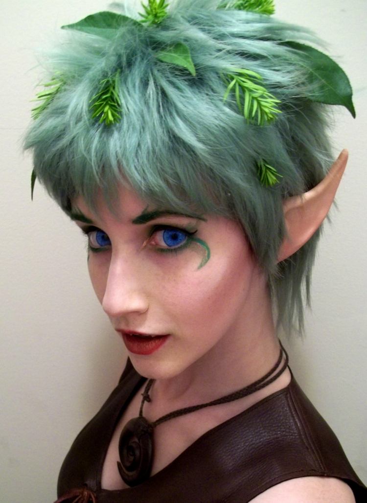 halloween make -up lesná víla nápad špicaté uši parochňa kožená vesta