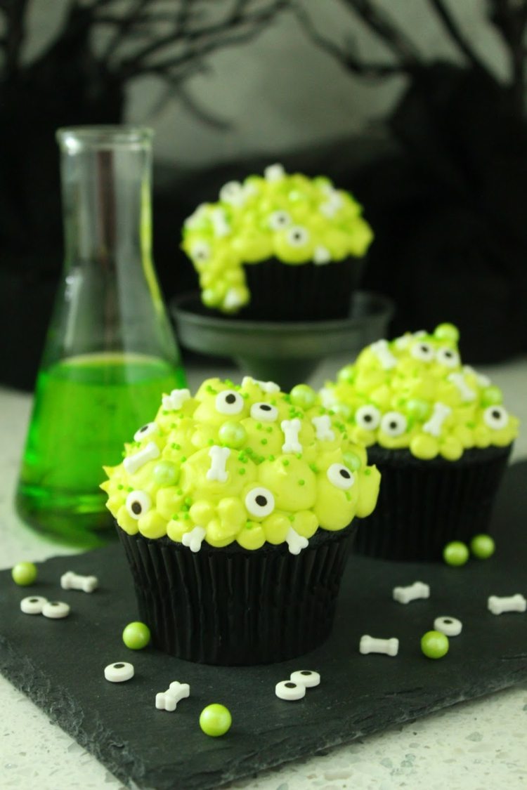 netvor halloween košíčky zelená kapota kosti oči