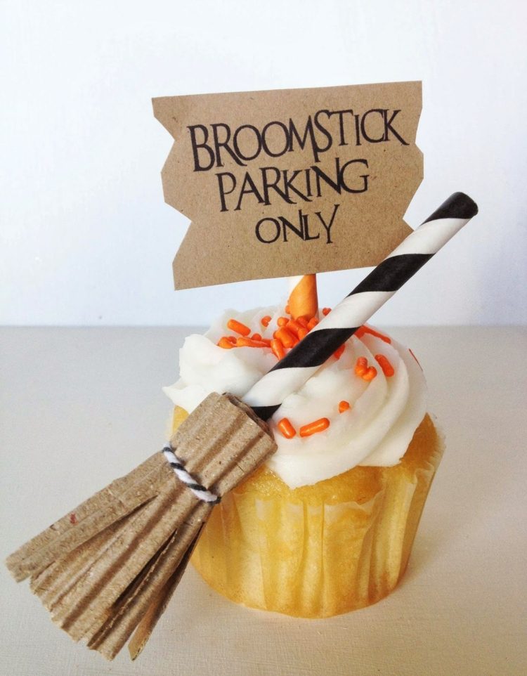 metla čarodejnica halloween muffiny dekorácia známky žartovanie