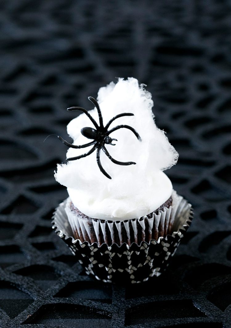halloweenske muffiny ozdoba cukrová vata pavúk maslová krémová kapucňa