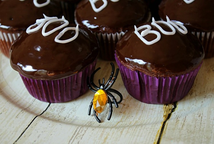 halloween muffiny dekorácia čokoládová poleva boo písmo