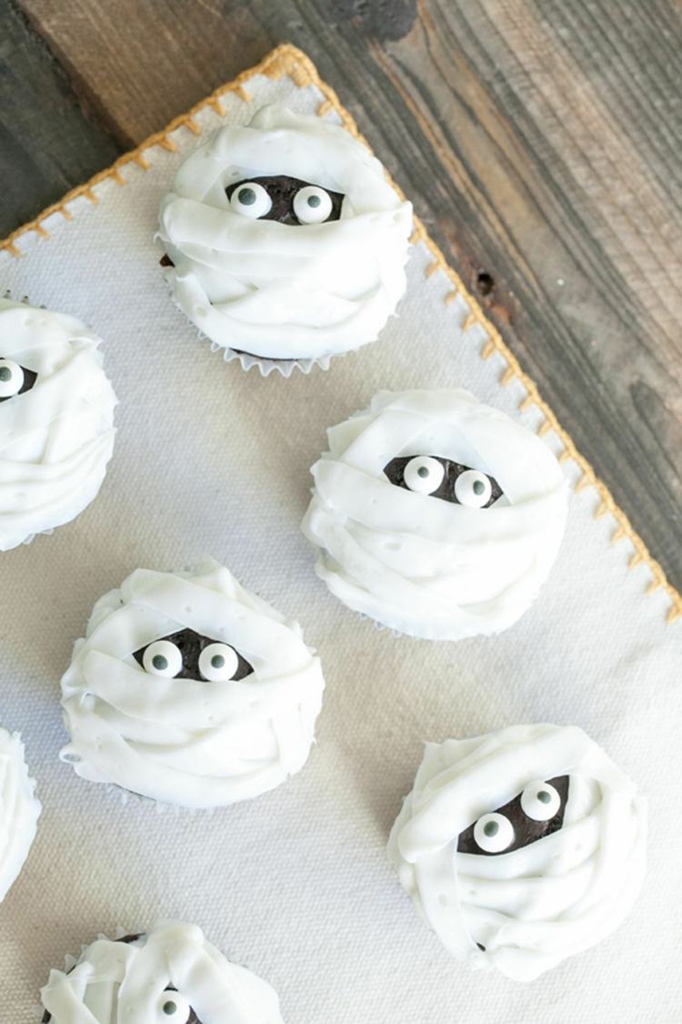 halloweenske muffiny dekorácia múmia urobte sami