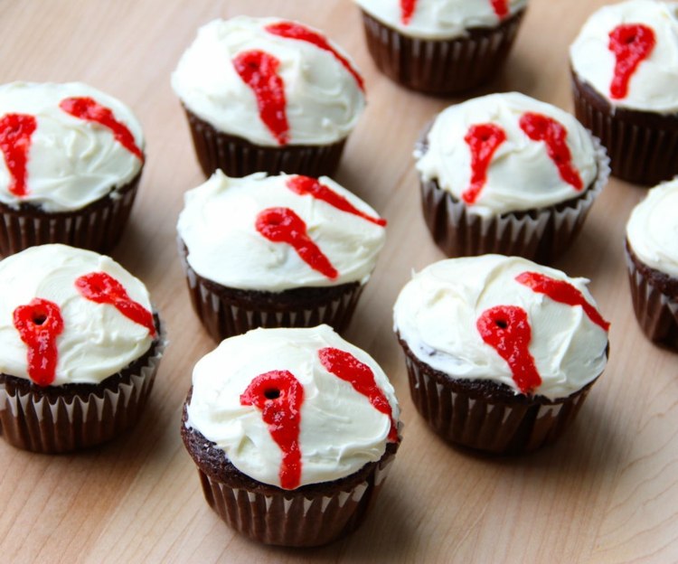 nápady na zdobenie halloweenskych muffinov strašidelné upírske zuby krv
