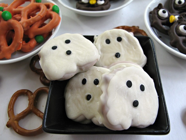 Dajte dohromady duchovné praclíky s deťmi Halloween party jedlo duchovia praclíky