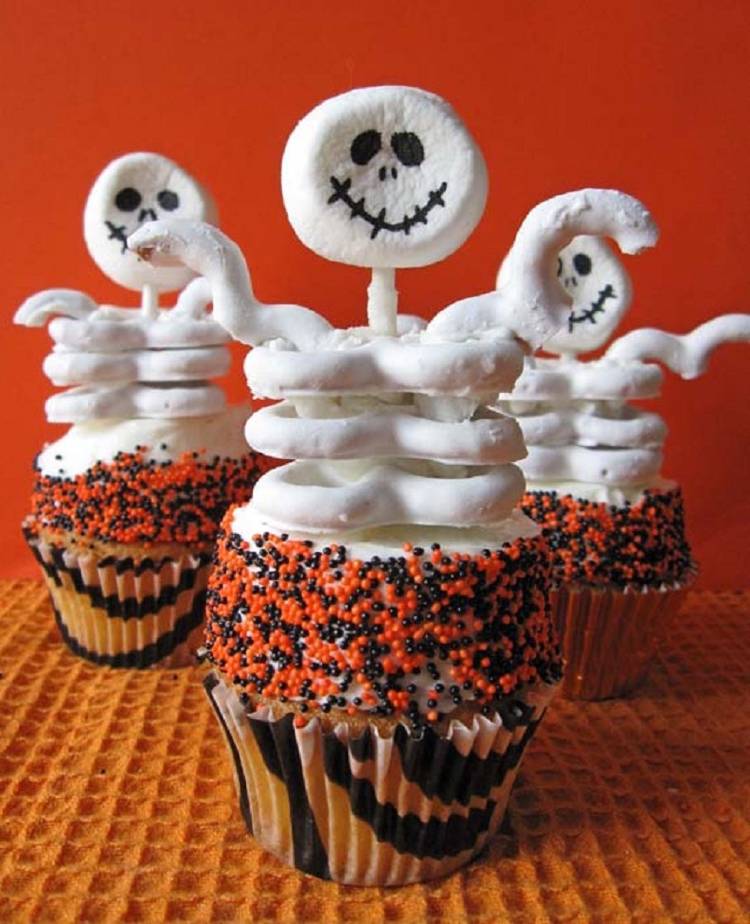 Kostrové košíčky pre deti s praclíkmi a marshmallow halloween-party-jedlo-muffiny-deti-kostlivci-vtipné