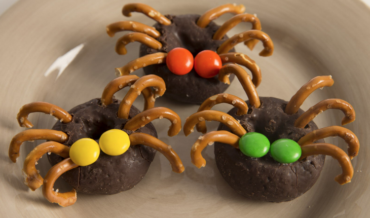 Mini šišky vyzerajú ako pavúky Halloween party jedlo šišky-spider-mnms-cukríky