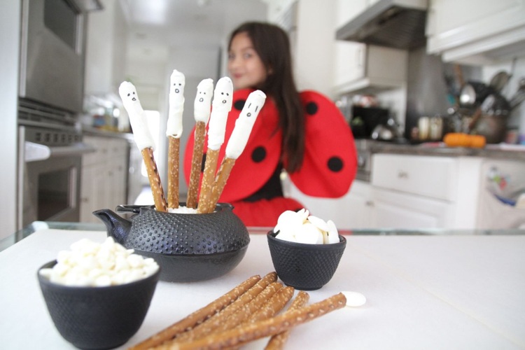 Hrubé tyčinky praclíku zdobené ako duchovia halloween party jedlo soľné tyčinky duch deti občerstvenie