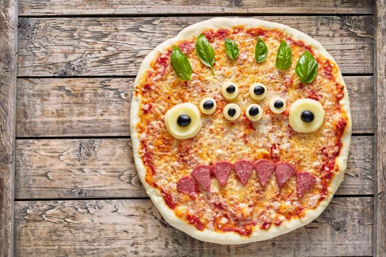 Urobte si Halloweensku pizzu ako monštrum s množstvom očí a zubov zo salámy