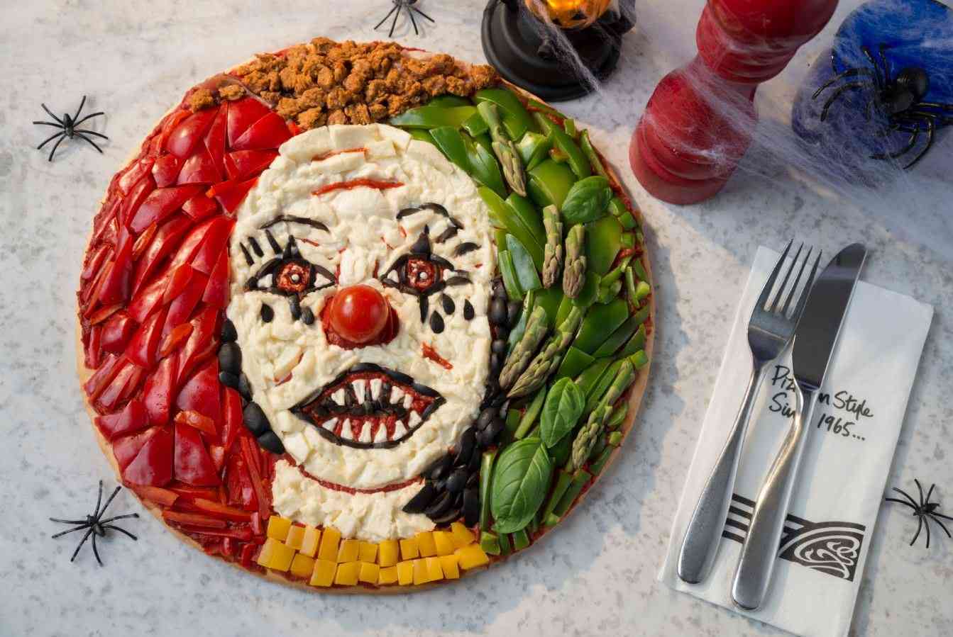 Pizza art s Pennywise z filmu IT vyrobené z polev na pizzu