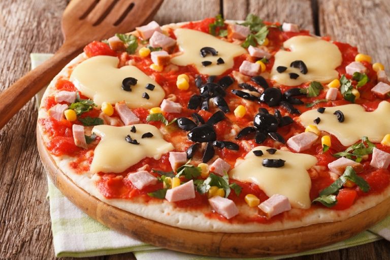Urobte si Halloweensku pizzu sami s duchmi zo syra ako polevou