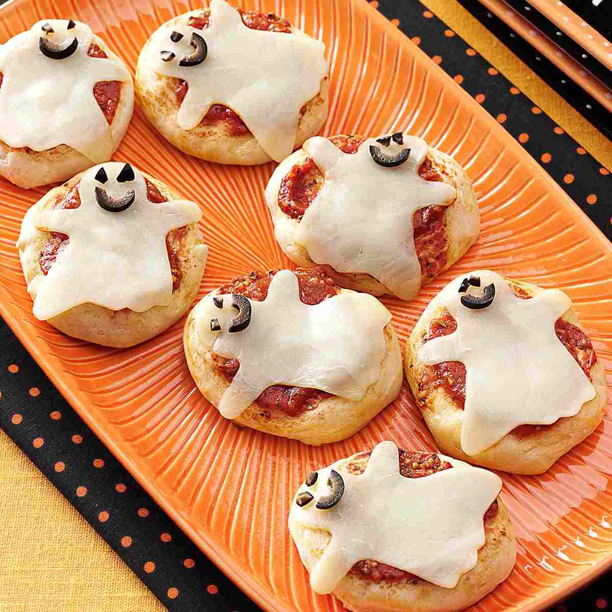 Mini halloweenska pizza s duchmi a paradajkovou omáčkou ako finger food