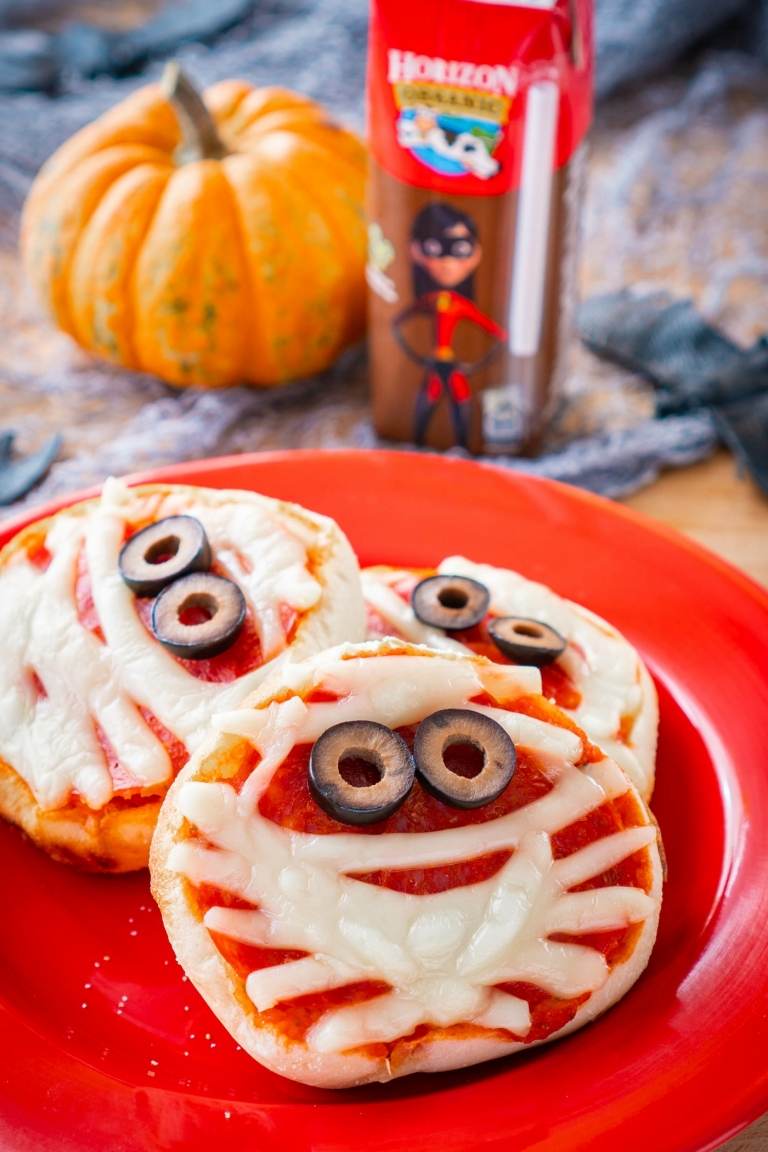 Roztomilé múmie pizze s olivami a syrom