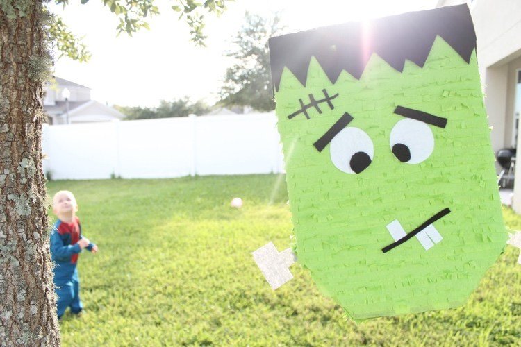 Halloween piñata drotár Frankenstein z kartónovania a hodvábneho papiera
