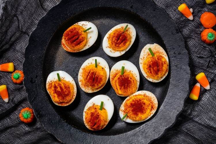 halloween-recepty-prsty-plnené vajíčka-tekvice