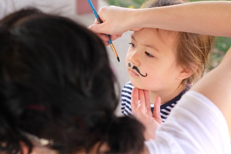Maľujte francúzske fúzy štetcom Tipy na líčenie na Halloween-líčenie-fúzy-líčenie