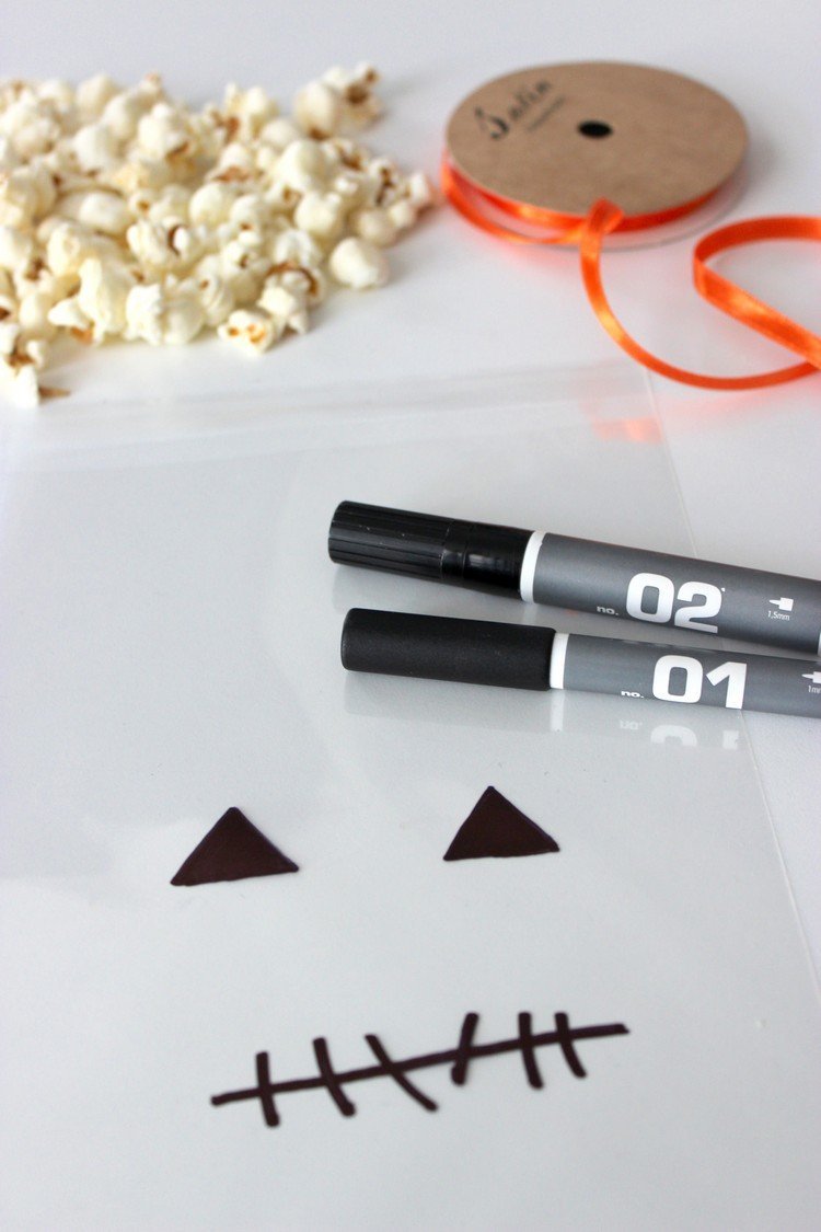 halloween-bonbóny-balenie-celofán-vrecia-perá-saténová stuha-pukance