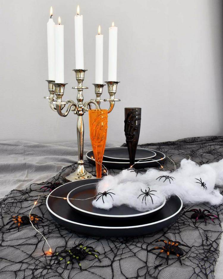 Pavúky a pavučina ako motívy pre halloweensku výzdobu