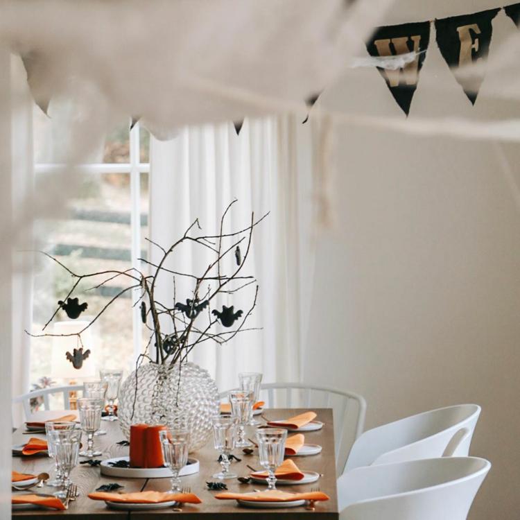 jednoduchá dekorácia stolu na Halloween s konármi a sušienkami