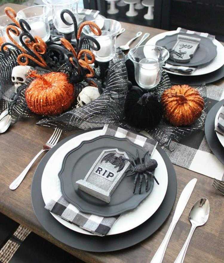 Ozdobte tanier na Halloween náhrobným kameňom a pavúkom