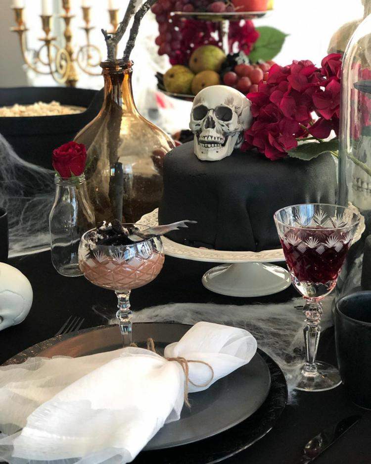 Lebka ako motív dekorácií na halloweensky stôl