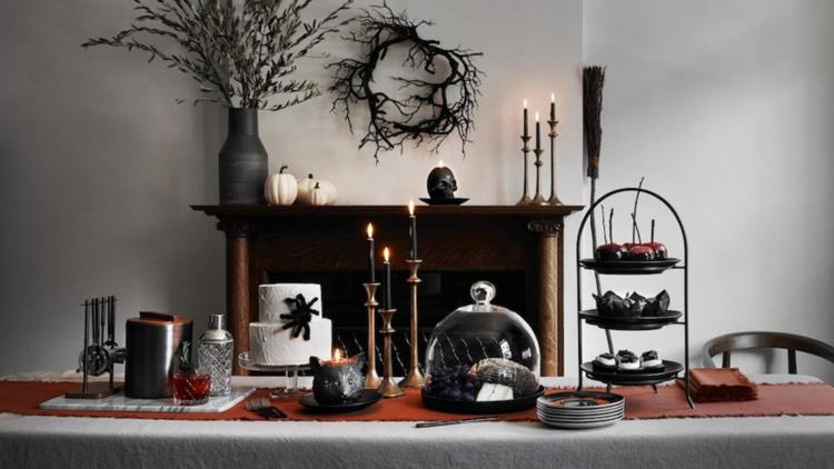 monochromatická dekorácia stola na Halloween