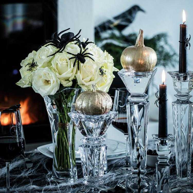 Halloweenska dekorácia na stôl s pavúkmi a bielymi ružami