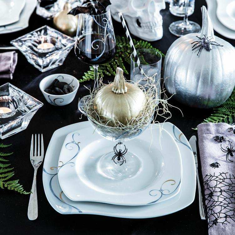 moderná halloweenska dekorácia na stôl s pavúkmi a tekvicami
