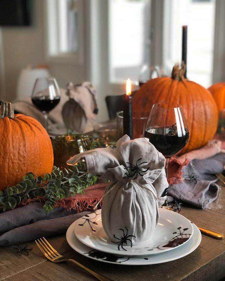 Nápad na halloweensku výzdobu pavúkmi a tekvicami