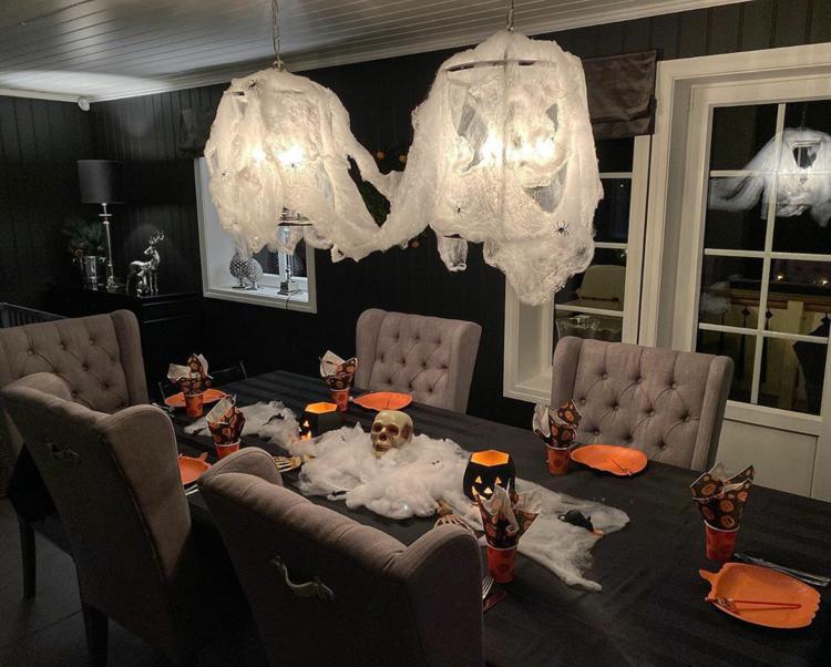 Ozdobte stôl na Halloween lebkou a bavlnou