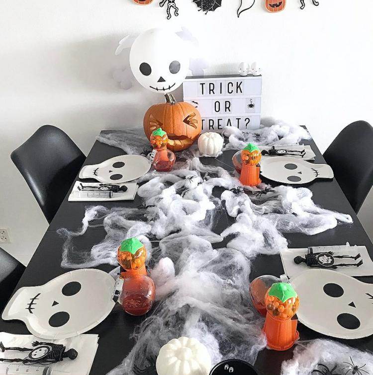 Stolná dekorácia na detskú párty s lebkami a tekvicou