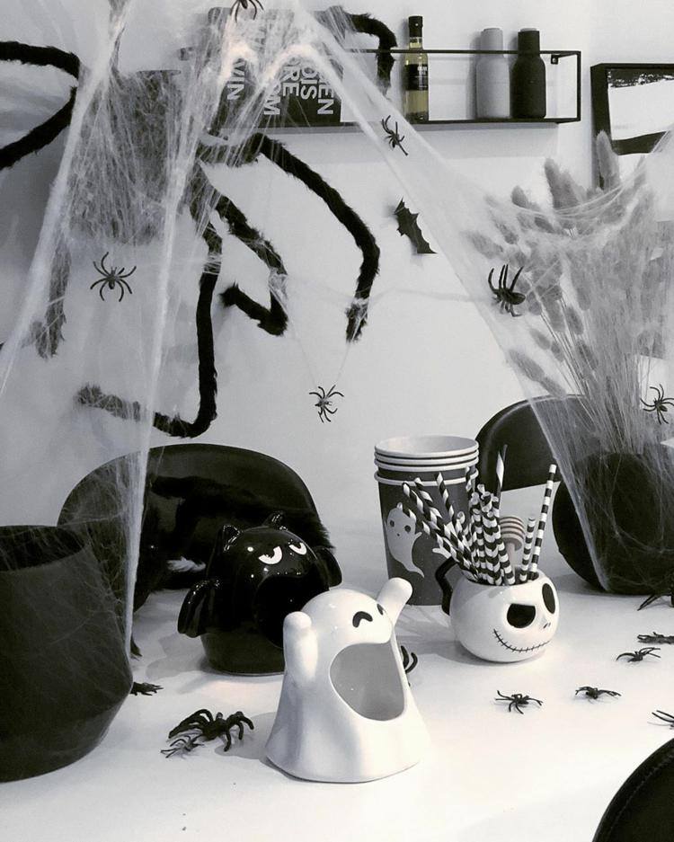 Halloweenske dekorácie na stôl v čiernej a bielej farbe