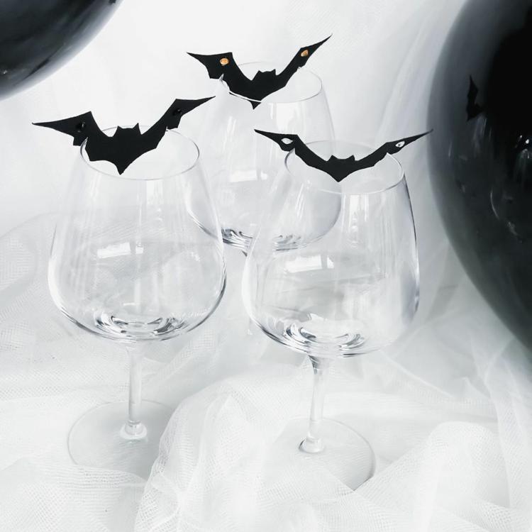 jednoduchá dekorácia stola pre domácich majstrov s netopiermi