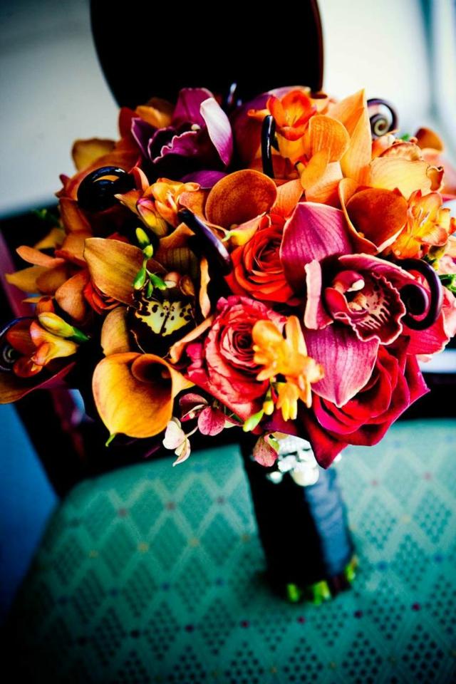 Halloweenska dekorácia z kytice kvetov v jesenných farbách kytica sušených kvetov jesenné farby oranžová červená ružová