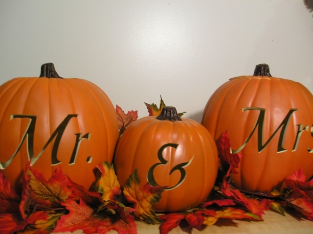 Halloweenska dekorácia stolu - vyrezávané tekvice vyrobené z hliny tekvicové nápisy zdobia svadbu pani mr