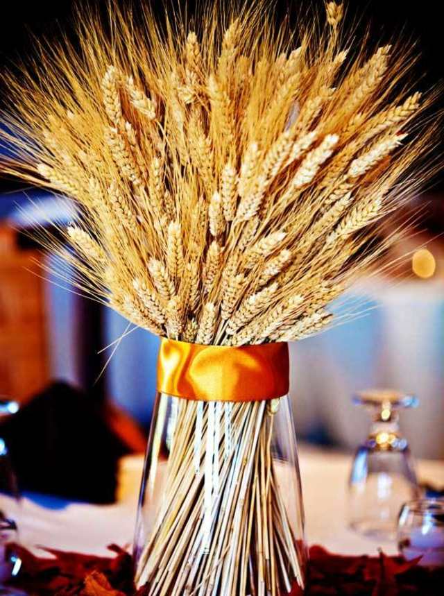 Jednoduchá dekorácia na stôl na svadbu na Halloween vyrobená zo slamy ozdoba samozrejme slamená kytica stuha oranžová príroda