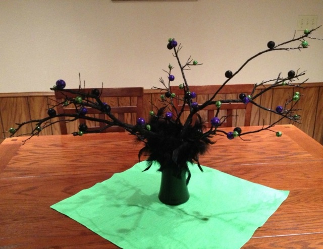 Halloweenska dekorácia na svadbu - perie je tiež veľmi účinné dekorácia stolu čierne perie konáre gule fialová svadba