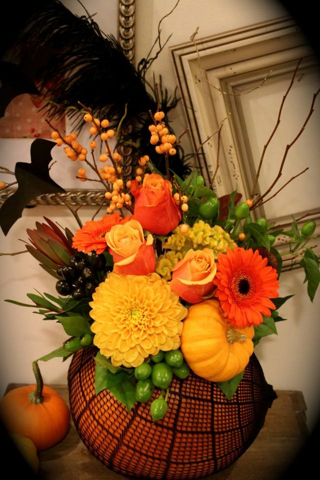 Kvetinová úprava na ozdobu halloweenskeho stola s pierkom kytica kvety tekvica sieťovaná pančucha drotár
