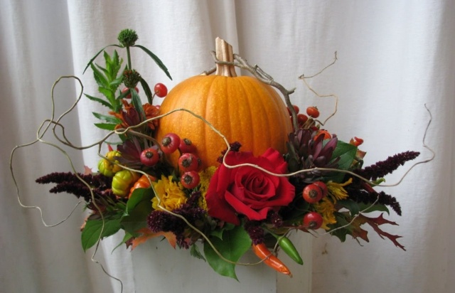 V strede tohto kvetinového usporiadania je tekvica tekvicové ruže dekorácia stolu svadba romantická úroda