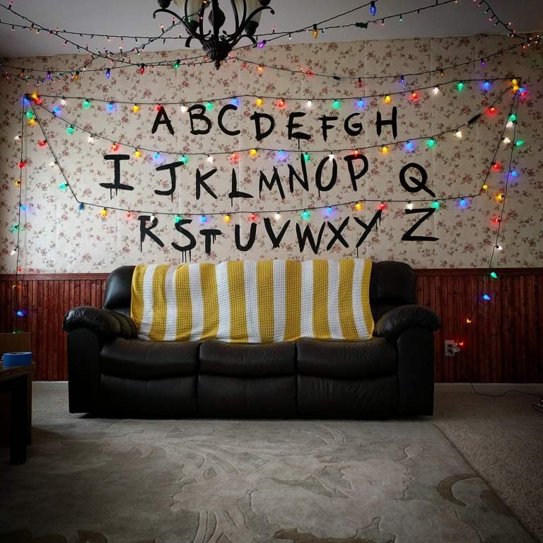 strašidelné nápady na výzdobu Halloween Stranger Things nástenné dekorácie rozprávkové svetlá