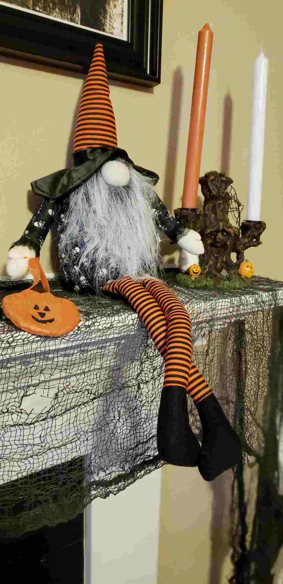 Halloween nápady dekorácie bytu elegantný záhradný trpaslík