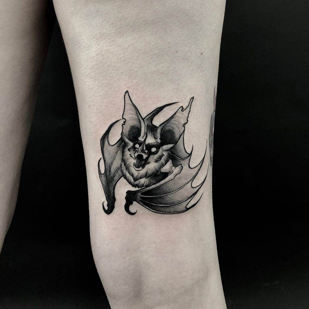 Tetovanie netopierov znamená tetovanie pre ženy s malým predlaktím