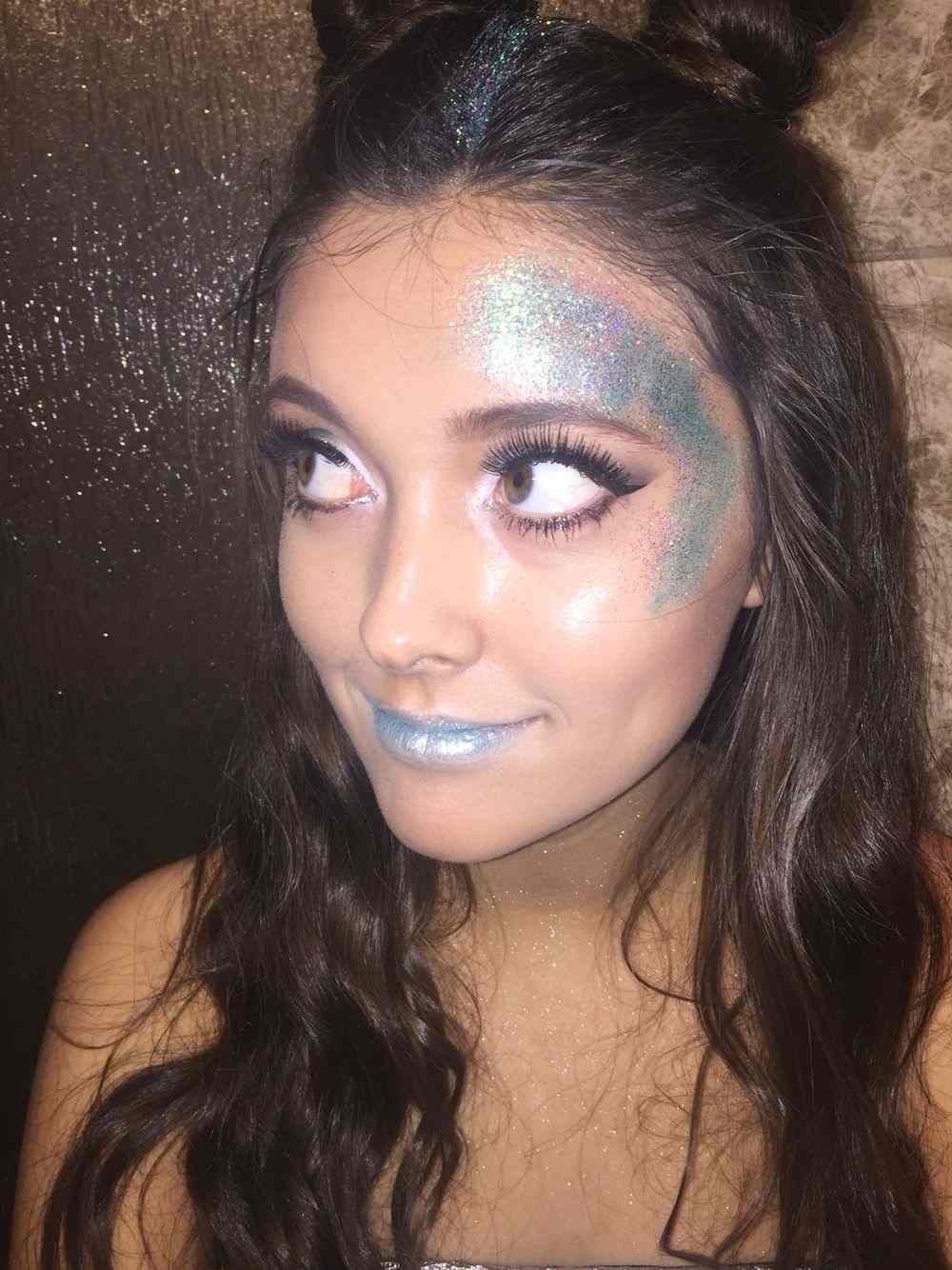 Halloween trendy Pinterest mimozemská maľba na tvár trblietavý rúž