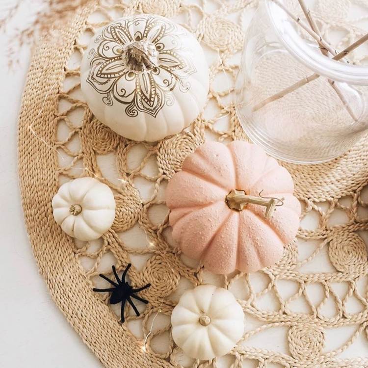 Prestieranie sisal boho a biela tekvica so vzorom mandaly