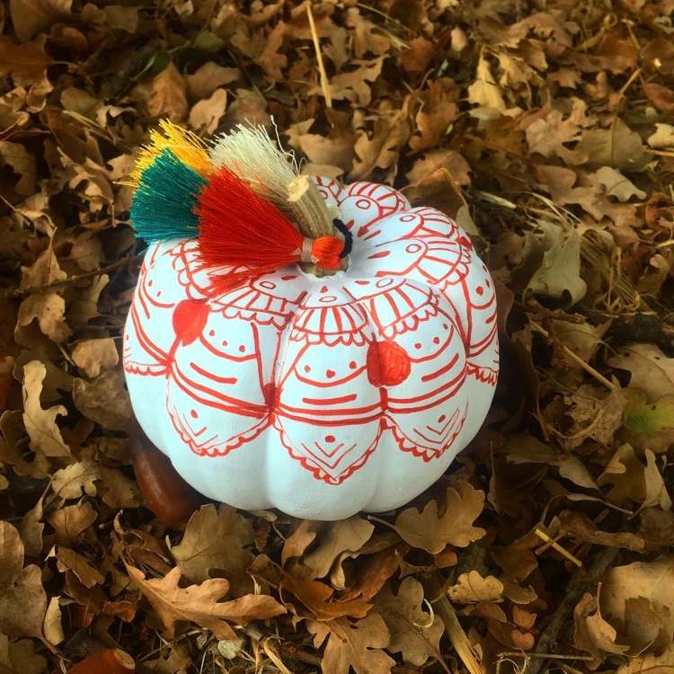 ozdobte bielu tekvicu s boho vzormi